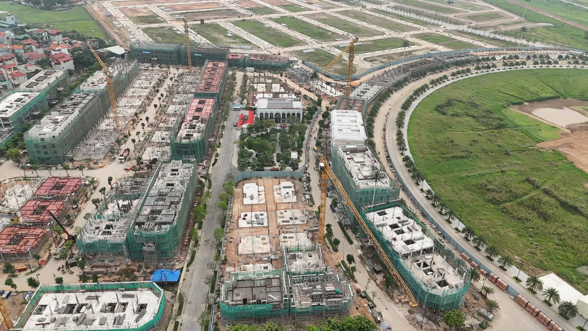 Toàn cảnh phân khu Hồng Phát — trục boulevard và các dãy nhà tân cổ điển, tháng 05/2026